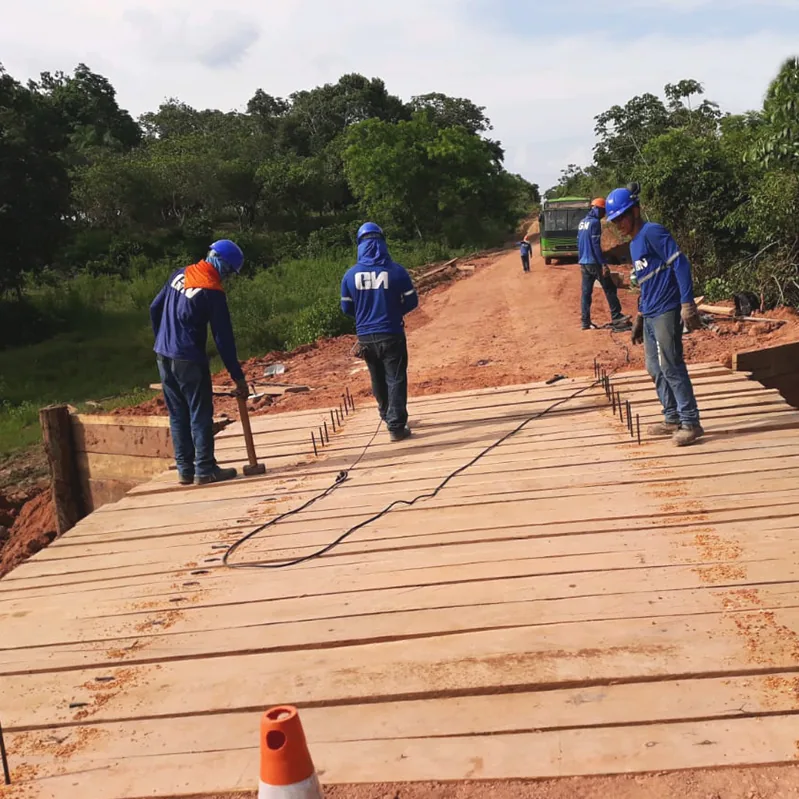 Equipe da GN Florestal trabalhando na infraestrutura de uma via de acesso